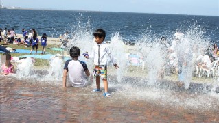 じゃぶじゃぶ池から出る噴水