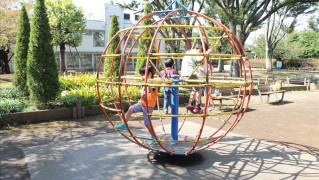 玉川野毛町公園の回転ジャングルジム