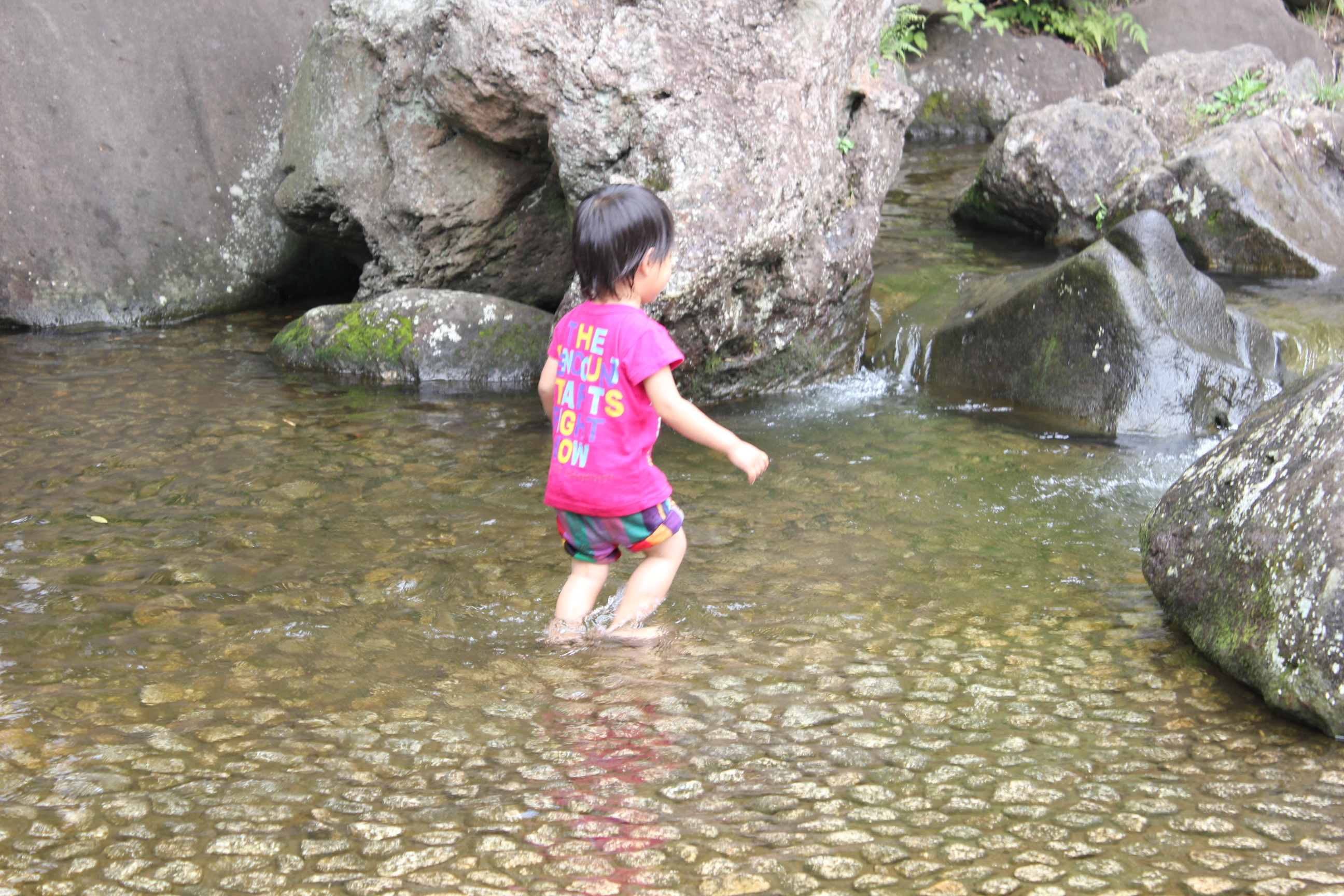 四季の森公園で水遊び