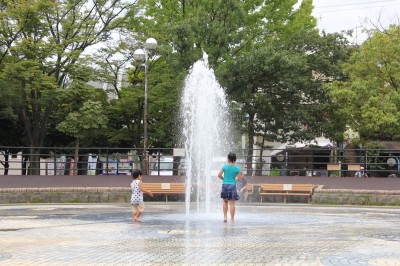 行徳駅前公園-噴水で水遊び