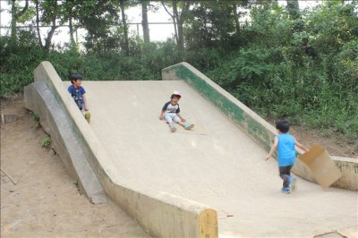 こどもの杜のジャンボ滑り台で遊ぶ子供たち