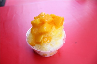 黄色のマンゴー乗せカキ氷