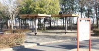 木製の屋根付きのベンチ（御勅使南公園）