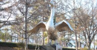 遊戯広場の白鳥像（御勅使南公園）