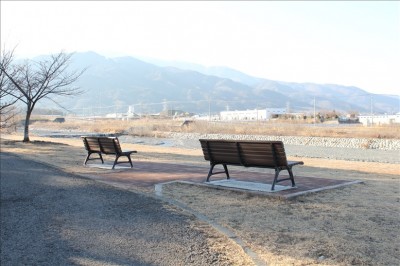 親水ゾーンのベンチと風景（御勅使南公園）