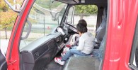 ガラクタ公園の消防車の運転席