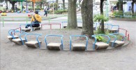 ユニークな公園ベンチ