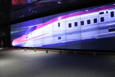スマートコミュニティセンター巨大スクリーンの新幹線E6系